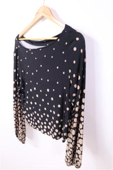 חולצה מנוקדת בשחור וקרם-M-L